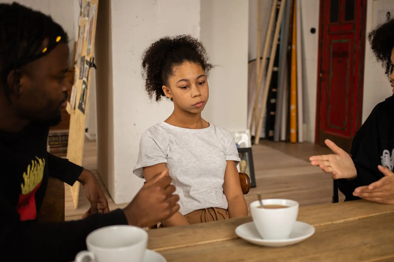 Eine Familie sitzt am Tisch und führt ein ernstes Gespräch