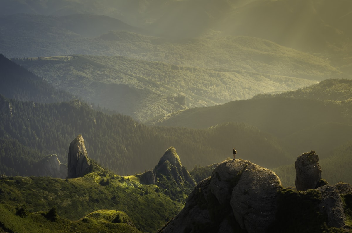 Weite, ruhige Berglandschaft – Sinnbild für Klarheit und einen neuen Blick auf den Konflikt
