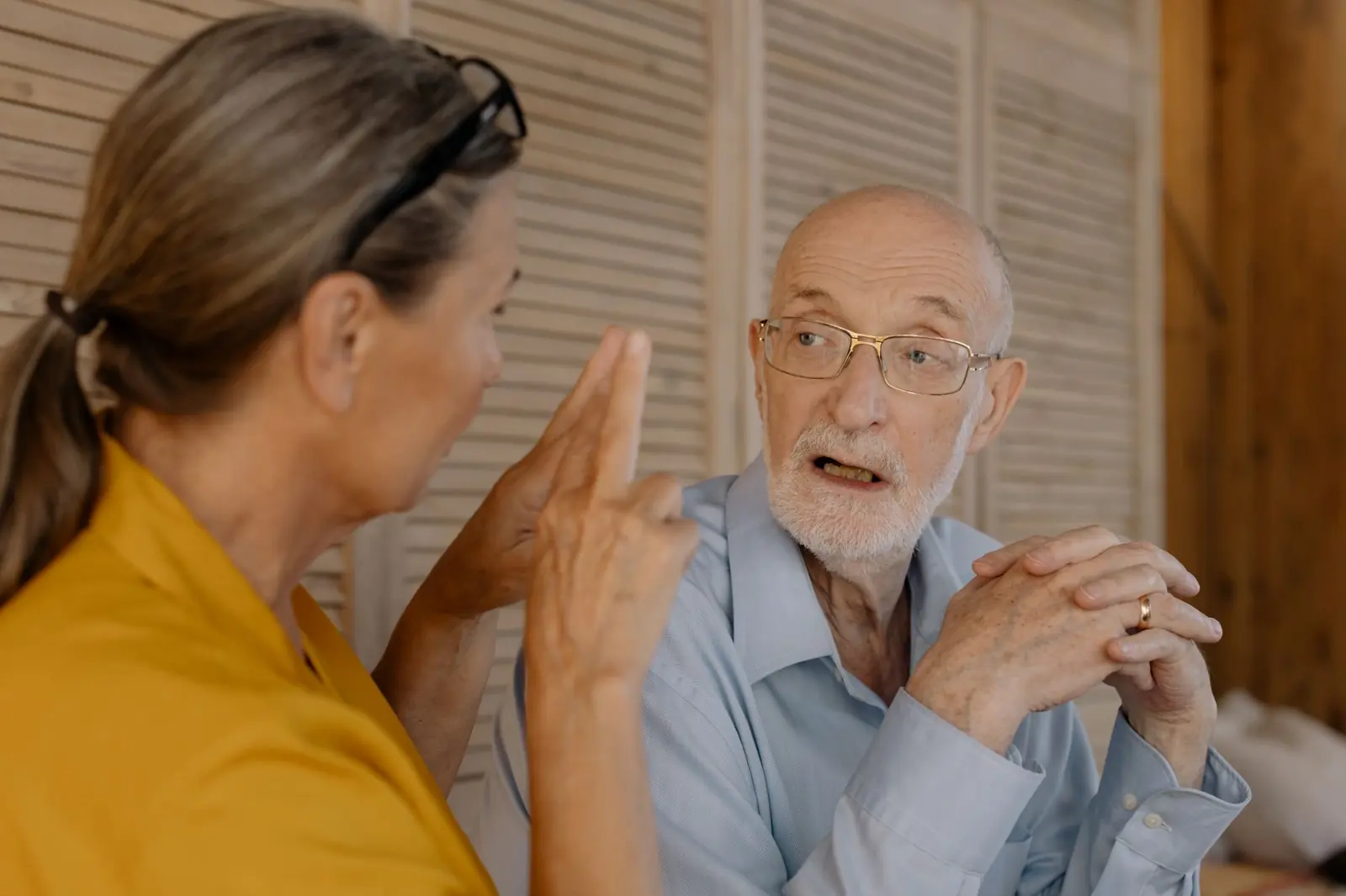 Ein älteres Paar diskutiert lebhaft miteinander