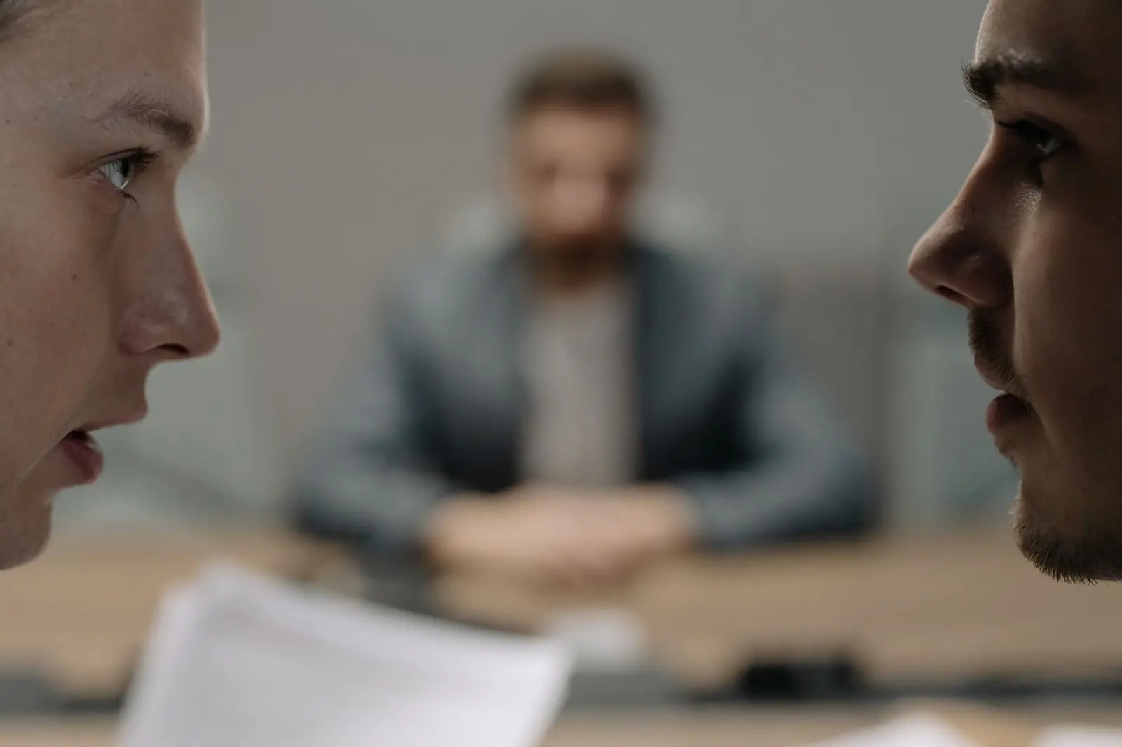 Zwei Männer sitzen sich in einer Besprechung ernst gegenüber